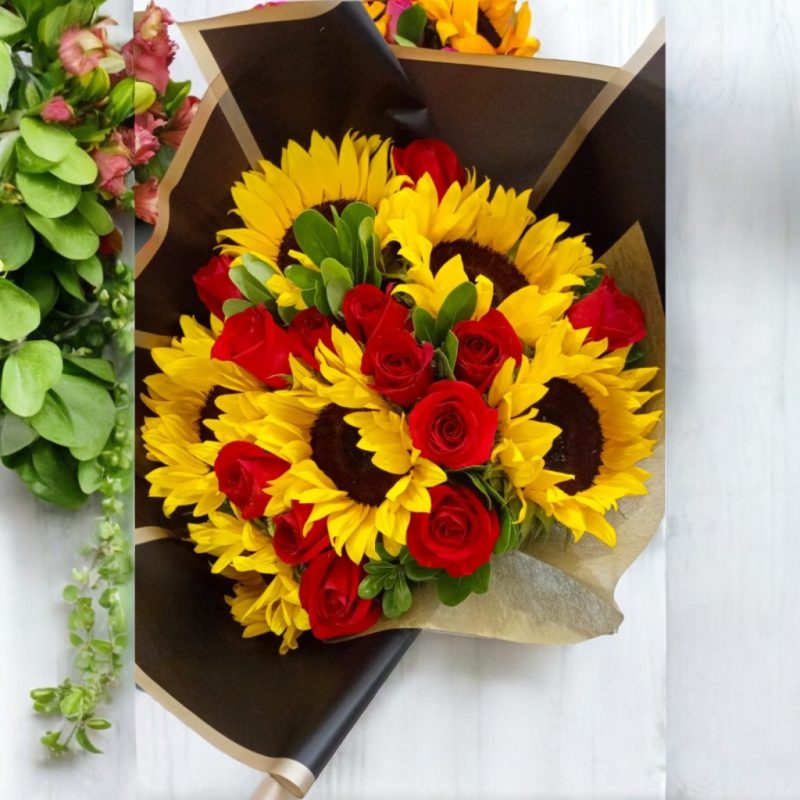 BOUQUET CON 12 ROSAS Y 6 GIRASOLES RF941 - Imagen 3