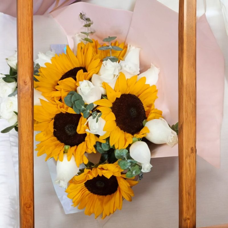 BOUQUET CON 12 ROSAS Y 6 GIRASOLES RF941 - Imagen 4