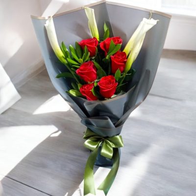 BOUQUET CON 4 ALCATRACES Y 6 ROSAS RF938