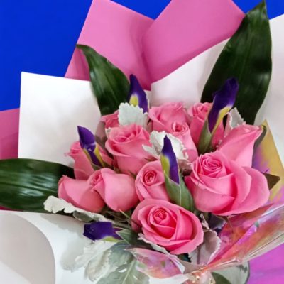 BOUQUET CON ROSAS ROSAS E IRIS RF939