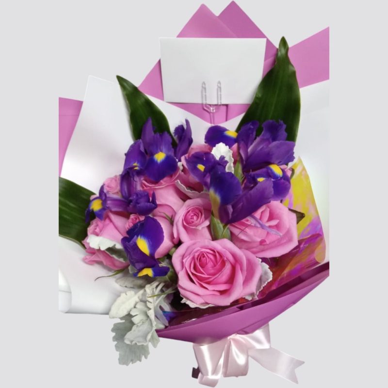 BOUQUET CON ROSAS ROSAS E IRIS RF939 - Imagen 3