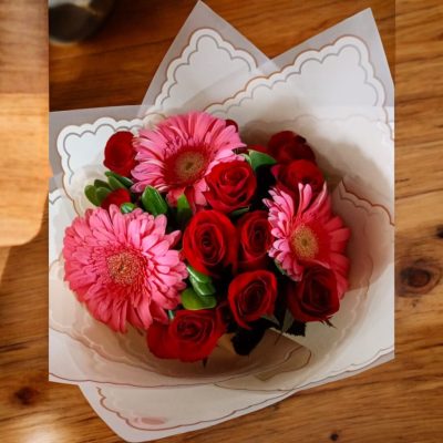 BOUQUET CON 12 ROSAS Y 3 GERBERAS EN ROJO RF944