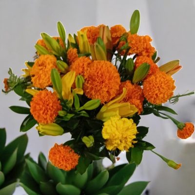 BOUQUET CON CEMPASUCHIL  Y LILYS RF901