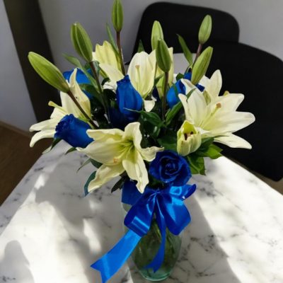 JARRÓN CON 6 ROSAS AZULES Y LILYS RF894