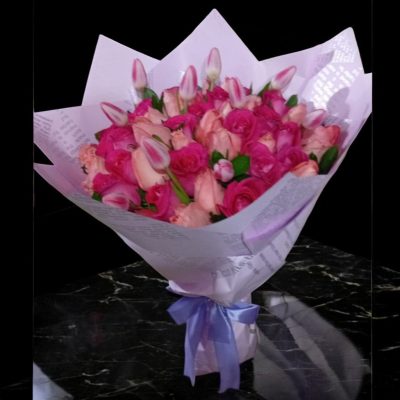 BOUQUET CON 50 ROSAS Y 10 TULIPANES RF840
