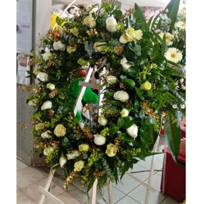 ARO CON 30 ROSAS Y FOLLAJE FINO RF822