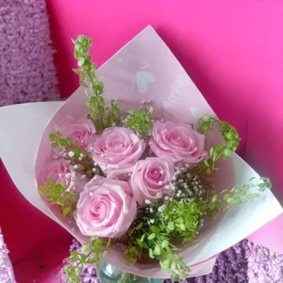 BOUQUET CON 6 ROSAS Y LENTEJILLA RF027