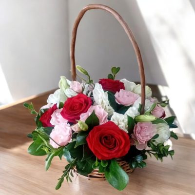 CANASTA CHICA CON ROSAS Y LISIANTHUS RFV56