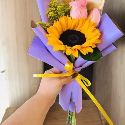 BOUQUET CON 1 GIRASOL Y 2 ROSAS RFA015