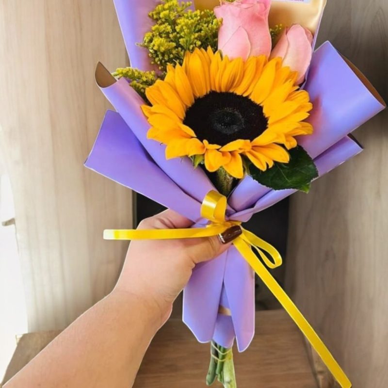 BOUQUET CON 1 GIRASOL Y 2 ROSAS RFA015