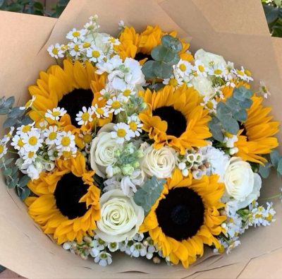 BOUQUET DE GIRASOLES CON ROSAS BLANCAS RFA006