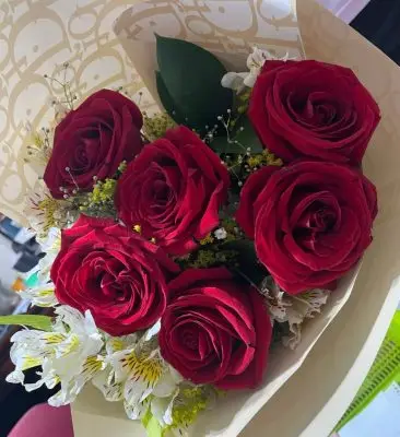 BOUQUET CON 6 ROSAS Y ALSTROEMERIAS RF681