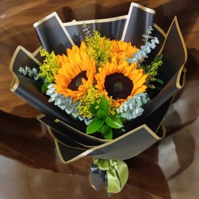 BOUQUET CON 4 GIRASOLES RF686