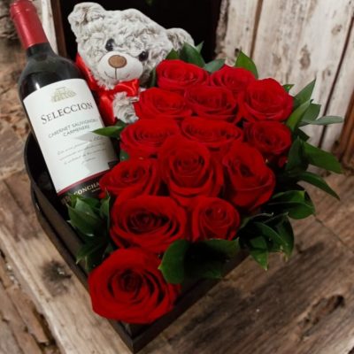 CAJA CORAZON CON BOTELLA DE VINO, ROSAS Y PELUCHE  RFV24