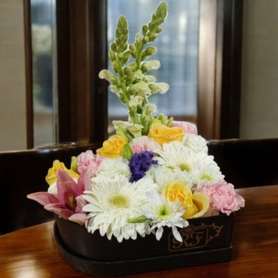 CAJA DE CORAZON NEGRA Y FLOR VARIADA RFV142