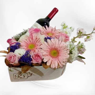 CAJA CORAZON BLANCO CON BOTELLA DE VINO  GERBERAS Y ROSAS RFV145