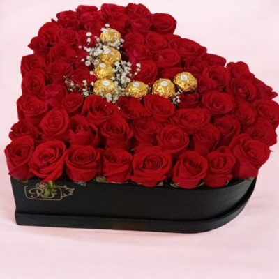 CAJA CORAZÓN CON 60 ROSAS RF685