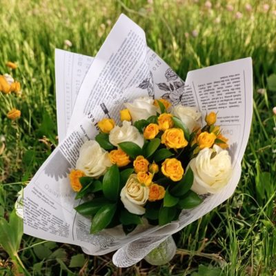 BOUQUET CON ROSAS Y MINIROSAS RFA001