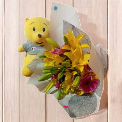 OSO AMARILLO Y BOUQUET DE FLORES VARIADAS RFV182