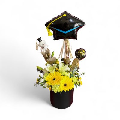 CAJA GERBERAS Y LILYS CON PELUCHE GRADUACIÓN RFG001
