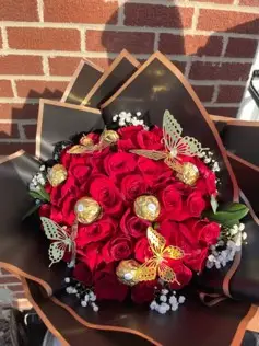 Buquet de 24 Rosas Rojas y Ferrero RFV210