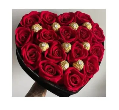 Caja de corazón con Rosas y chocolate RFV222